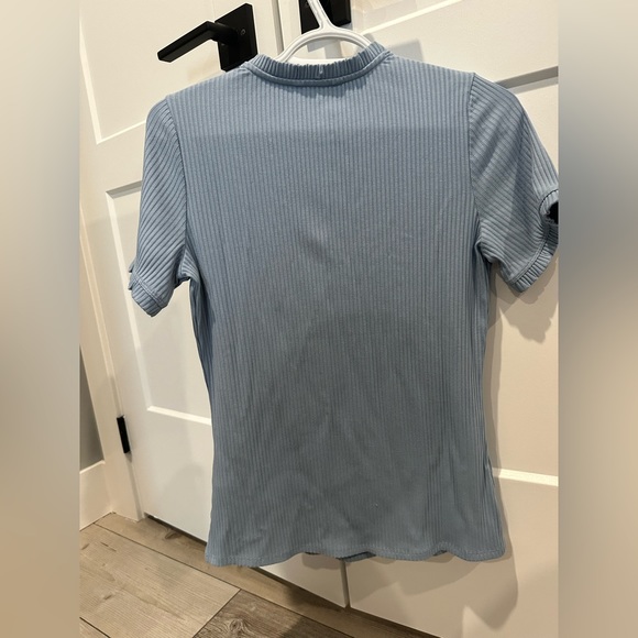 💙RW&CO crew neck frilled sleeve tshirt - medium - Picture 9 of 9